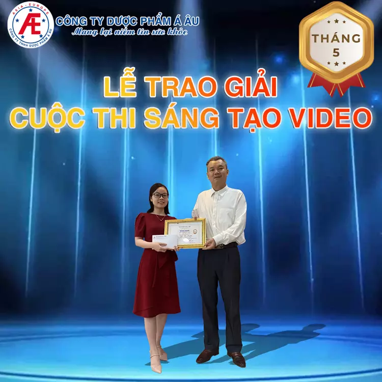 Chị Trần Thị Huyền háo hức nhận Bằng khen và phần thưởng từ Giám đốc Nguyễn Văn Bình.webp